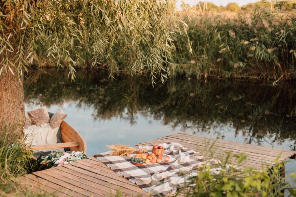 Mazury, znane jako Kraina Tysiąca Jezior, od lat przyciągają miłośników przyrody, żeglarzy oraz tych, którzy poszukują spokoju z dala od miejskiego zgiełku