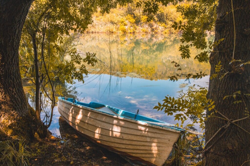 Mazury, znane jako Kraina Tysiąca Jezior, od lat przyciągają miłośników przyrody, żeglarzy oraz tych, którzy poszukują spokoju z dala od miejskiego zgiełku